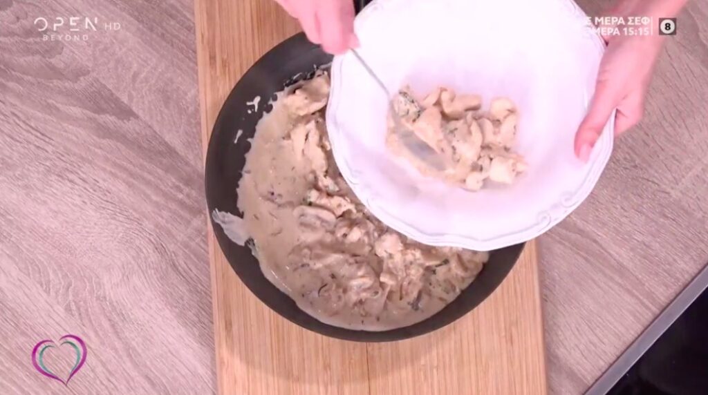 Συνταγή για κοτόπουλο α λα κρεμ με μανιτάρια και ροδέλες πατάτας από την Κατερίνα Λένη (video)