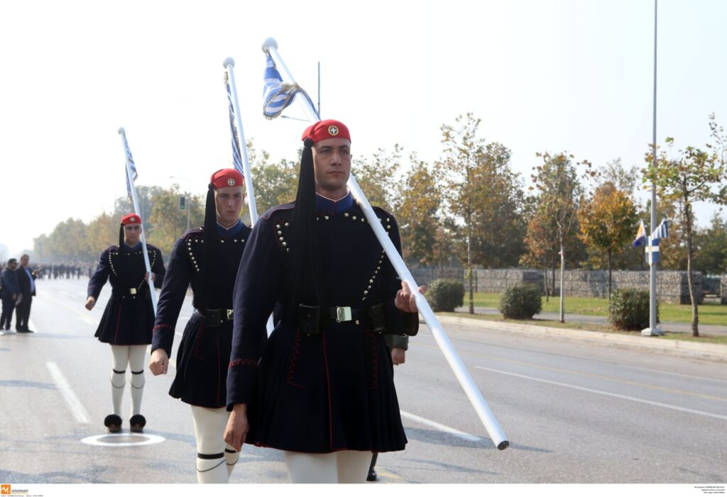 Σκέψεις να γίνει η παρέλαση της 25ης Μαρτίου στο Τατόι με Πούτιν, Μακρόν και πρίγκιπα Κάρολο