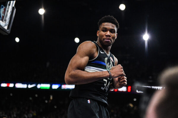 Ο Γιάννης παρήγγειλε κοτόπουλο on line και εκτόξευσε την αξία του εστιατορίου κατά 300.000 δολάρια! [βίντεο]