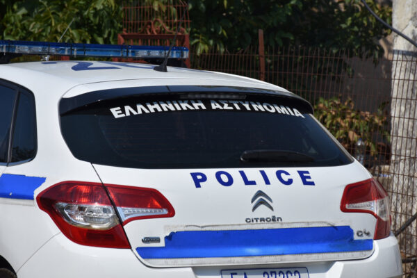 Σέρρες: Κλείδωσαν τα 4 παιδιά τους στο αυτοκίνητο και πήγαν για σουβλάκια – Τα γλύτωσαν περαστικοί