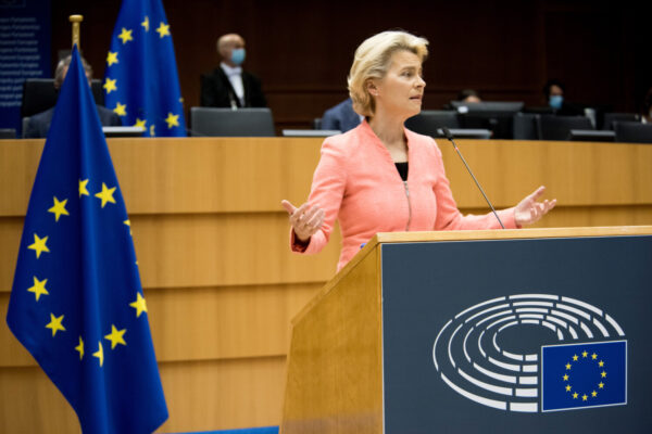 Φον ντερ Λάιεν: Περιμένουμε 400 εκατ. εμβόλια από την AstraZeneca