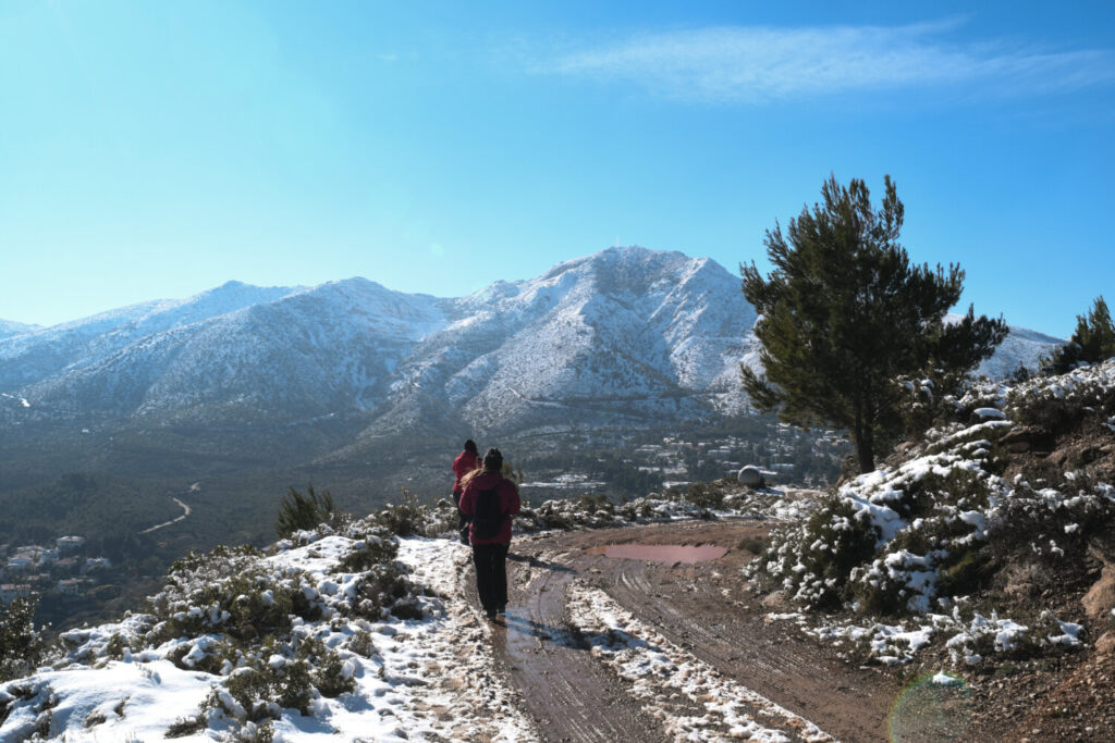 Σε πλήρη ετοιμότητα οι δήμοι της Αττικής – Πού ξεκίνησε να χιονίζει