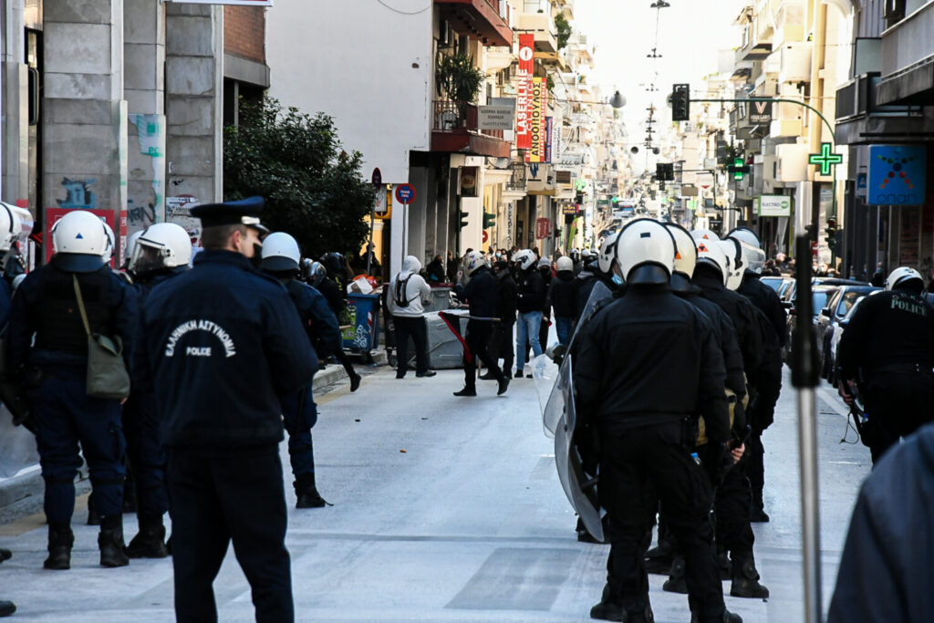 Τι συμπεριλαμβάνει το σχέδιο Χρυσοχοΐδη  για συναθροίσεις – Αστυνομικοί με κάμερες και μεσολαβητής