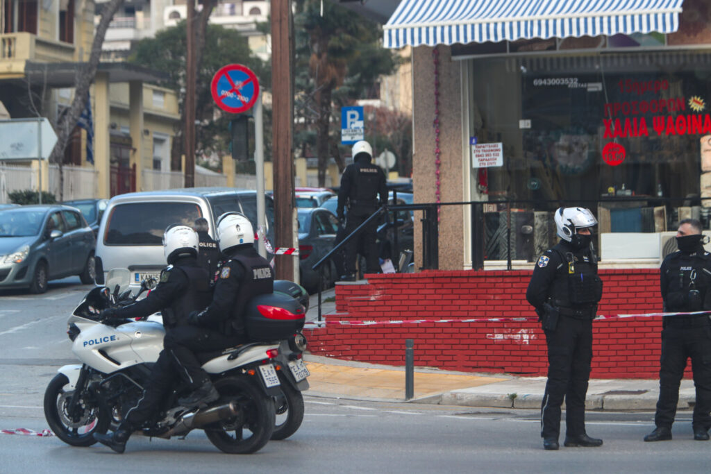 Θεσσαλονίκη: Έλλειμμα 750.000 ευρώ αποκαλύφθηκε μετά την αυτοκτονία αστυνομικού – Στην ανακρίτρια συνάδελφοι του
