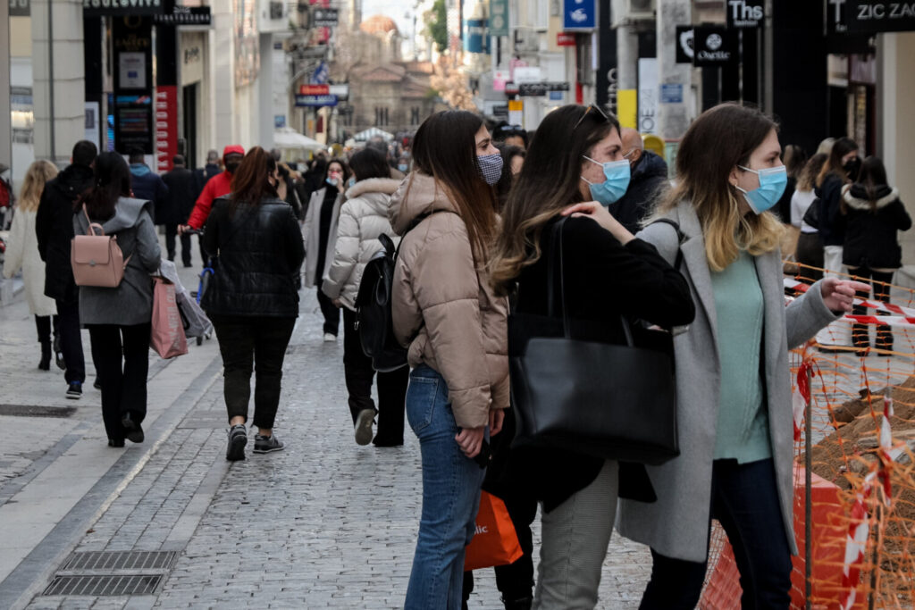 Κοσμοσυρροή και συνωστισμός στην Ερμού για ψώνια και βόλτα (video)