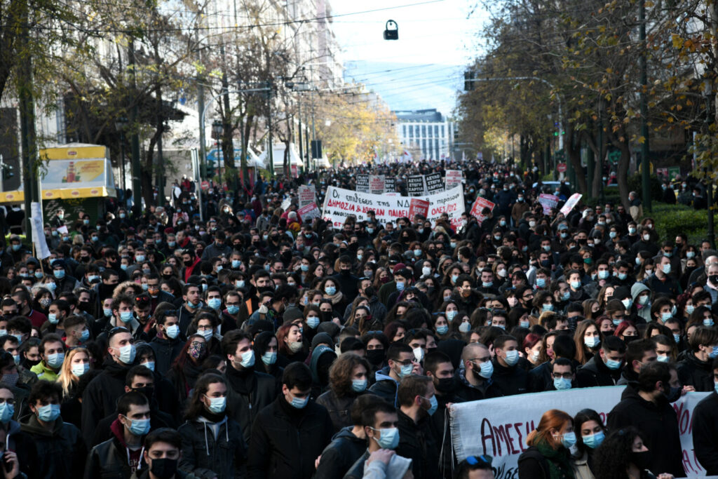 Ογκώδες πανεκπαιδευτικό συλλαλητήριο – Ανησυχητικές εικόνες συνωστισμού – Όλοι φορούσαν μάσκες (Δείτε φωτογραφίες και video)