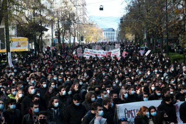 Ογκώδες πανεκπαιδευτικό συλλαλητήριο – Ανησυχητικές εικόνες συνωστισμού – Όλοι φορούσαν μάσκες (Δείτε φωτογραφίες και video)