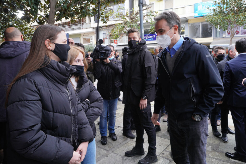 Με επιχειρηματίες, μαθητές και πολίτες συνομίλησε ο Κυριάκος Μητσοτάκης στα Τρίκαλα (photos – video)