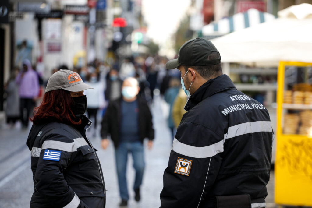 Kορωνοιός: Πρόστιμα και συλλήψεις για τη μη τήρηση των μέτρων