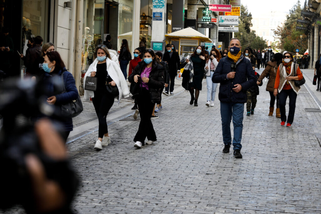 Μπερδεμένοι οι καταναλωτές στην Ερμού – Παίρνουν τηλέφωνο έξω από την πόρτα… για να κλείσουν ραντεβού και να μπουν στα καταστήματα!