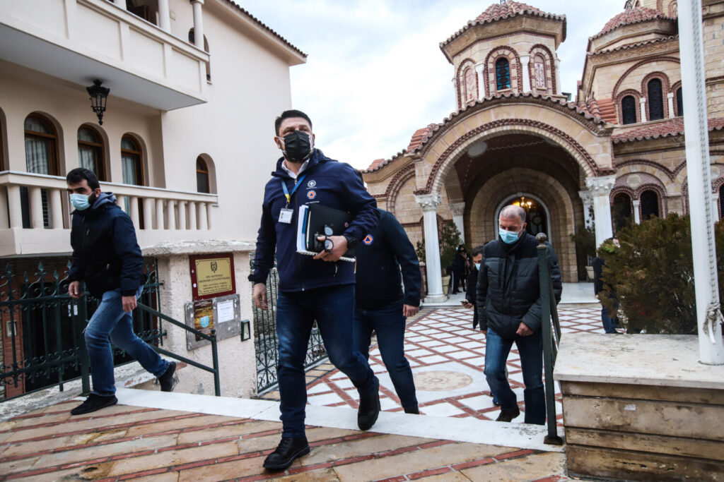Στη Θεσσαλονίκη Χαρδαλιάς και Αρκουμανέας – Ανησυχία για τo κρούσμα της μετάλλαξης σε ιερέα