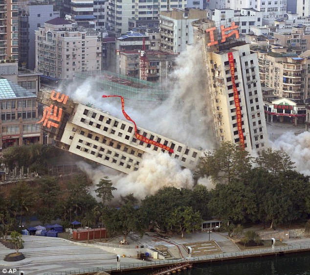 Εντυπωσιακές -αναγκαστικές- εκρήξεις κτισμάτων (vid)