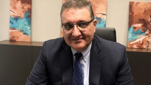 Εξαδάκτυλος: Να κλείσουν άμεσα τα σχολεία