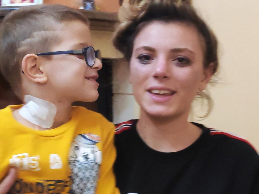 Ταξίδι ελπίδας στην Ελβετία για το μικρό Βαγγέλη που διαγνώστηκε με όγκο στο μάτι