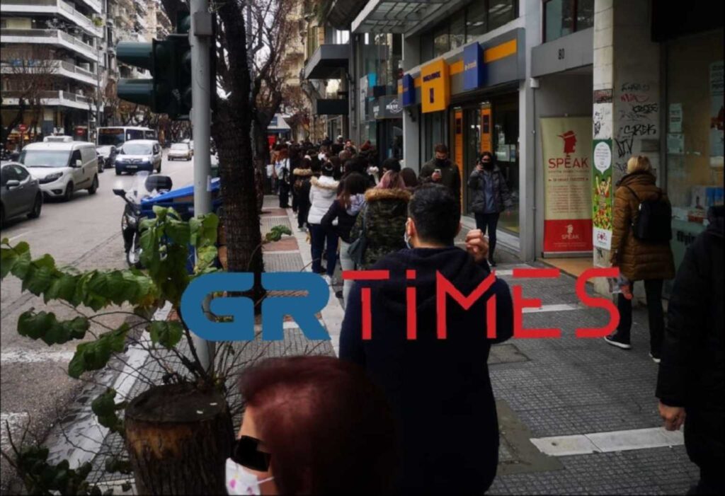 Τεράστιες ουρές και συνωστισμός έξω από καταστήματα στη Θεσσαλονίκη (video)