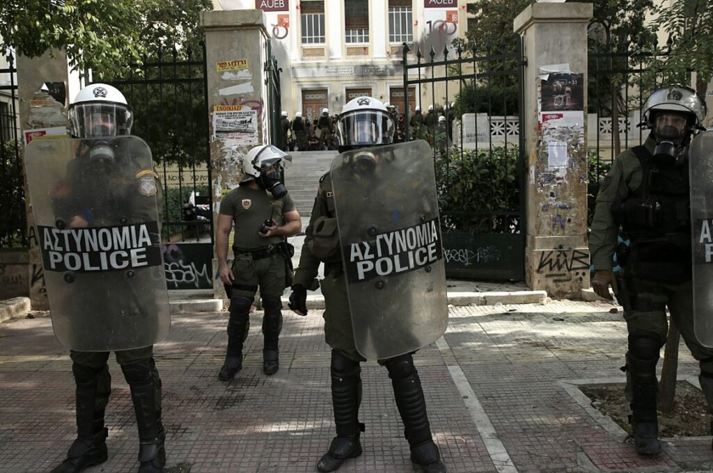 Οι αστυνομικές δυνάμεις επιχειρούν να ελέγξουν δημοσιογράφους και φωτορεπόρτερ  στις διαδηλώσεις