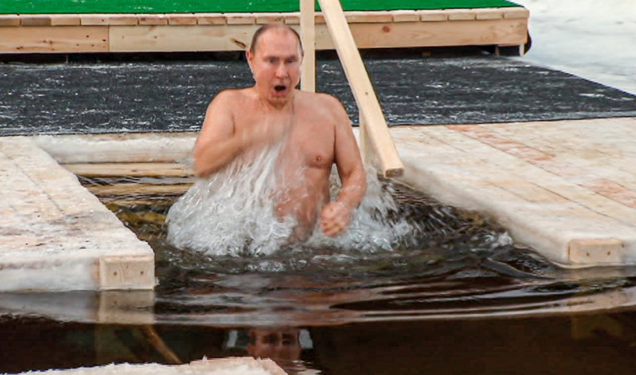 Βουτιά Πούτιν στα παγωμένα νερά, με τη θερμοκρασία στους -20  (video)