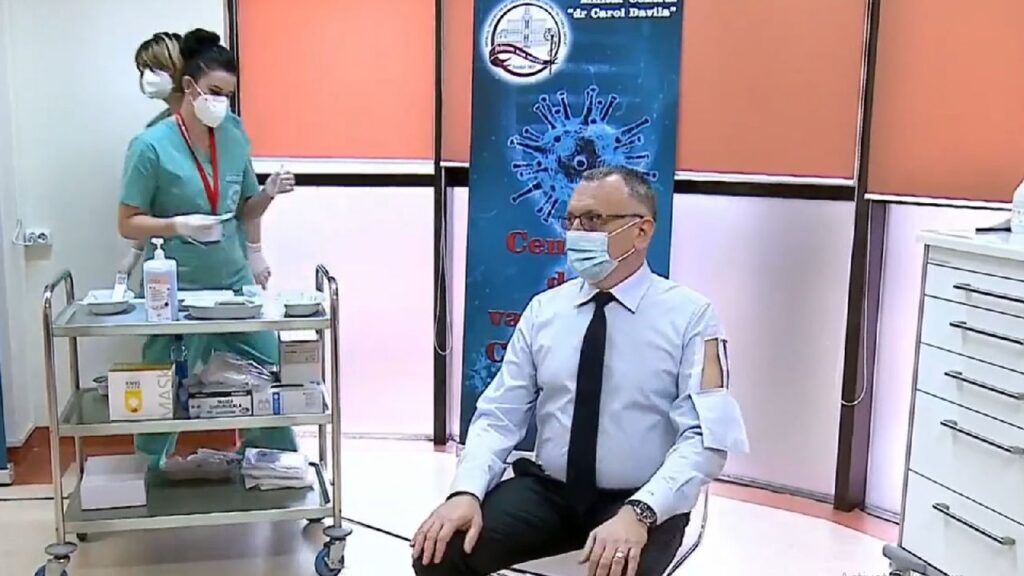 Το κόλπο με το πουκάμισο που έκανε ο Ρουμάνος υπουργός για τον εμβολιασμό (video)