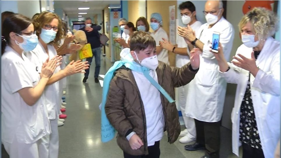 Ισπανία – Κορωνοϊός: 10χρονος επιστρέφει στο σπίτι του έπειτα από 11 ημέρες νοσηλείας σε ΜΕΘ