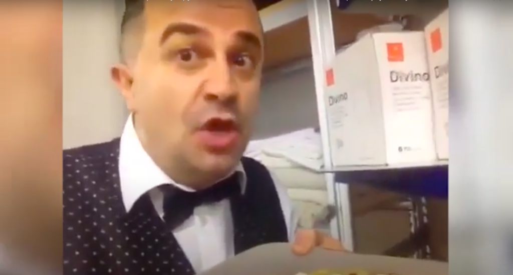 Απίστευτο βίντεο και σάλος στην Αλβανία: Σερβιτόρος φτύνει στο πιάτο υπουργού