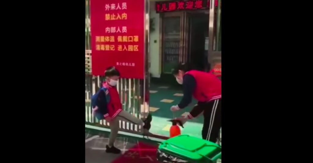 Απίθανο βίντεο! Δείτε τα μέτρα προστασίας που τηρούνται στα κινέζικα σχολεία