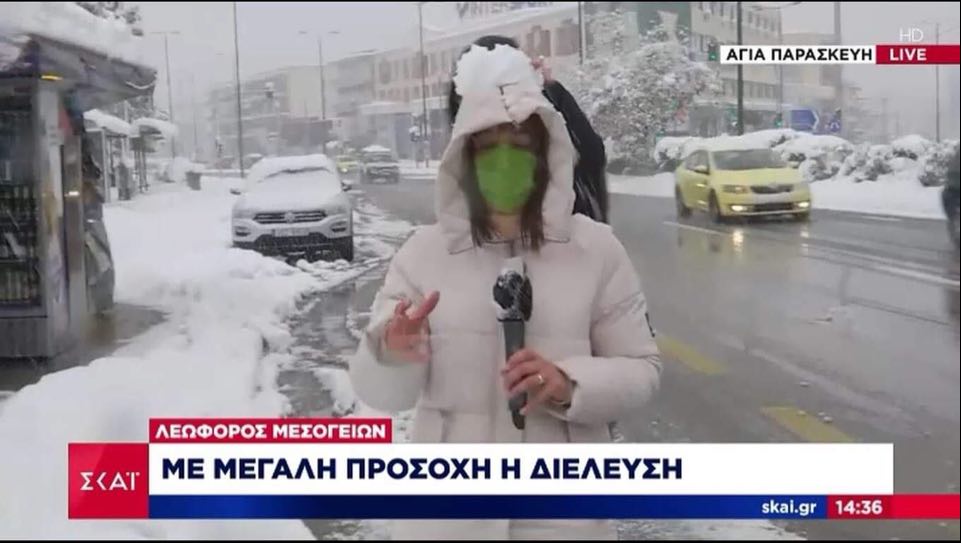 «Επιτέθηκαν» με χιονόμπαλες στη ρεπόρτερ του ΣΚΑΙ στον αέρα του δελτίου ειδήσεων! (video)