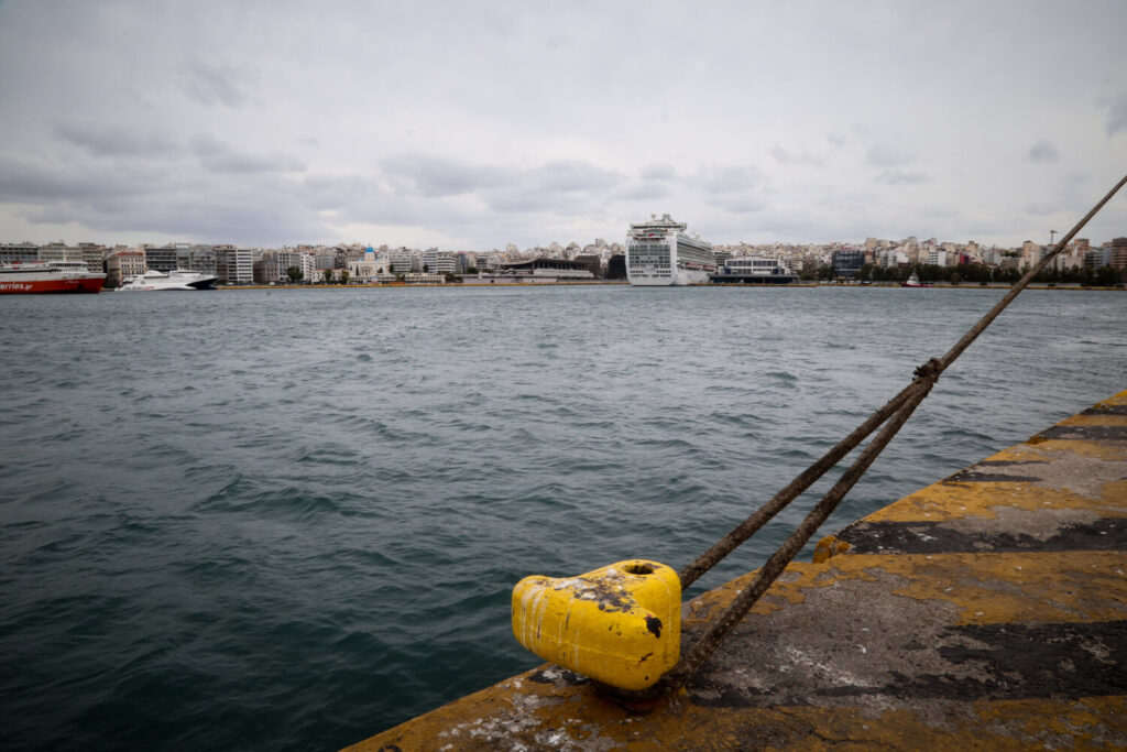 Δεμένα τα πλοία σε Πειραιά, Ραφήνα και Λαύριο λόγω κακοκαιρίας