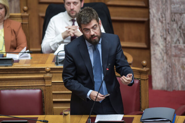 Στο νοσοκομείο με κορωνοϊό ο Μιχάλης Καλογήρου