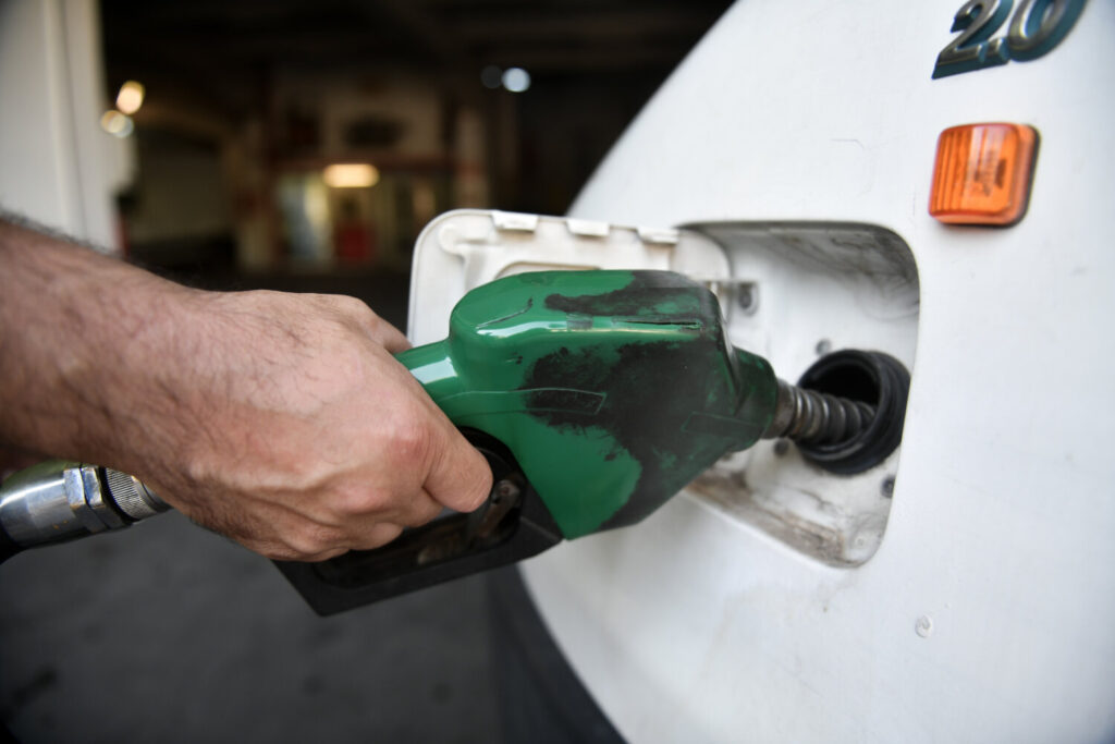 Στα ύψη η τιμή της βενζίνης – Πάνω από 2 ευρώ στα νησιά – Σε απόγνωση οι καταναλωτές