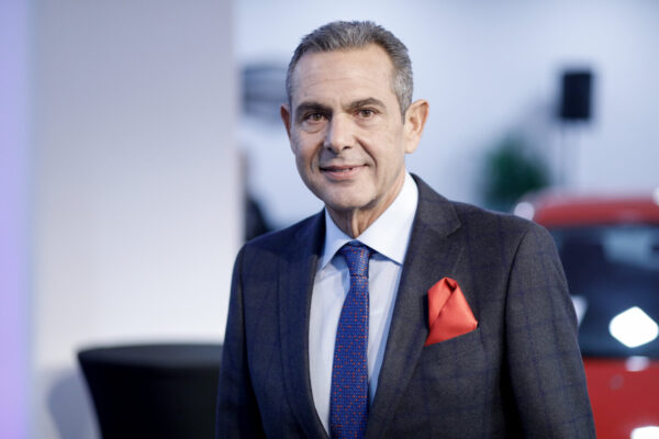 Ο αγνώριστος Πάνος Καμμένος φωτογραφίζεται δίπλα στον καταδρομέα γιο του