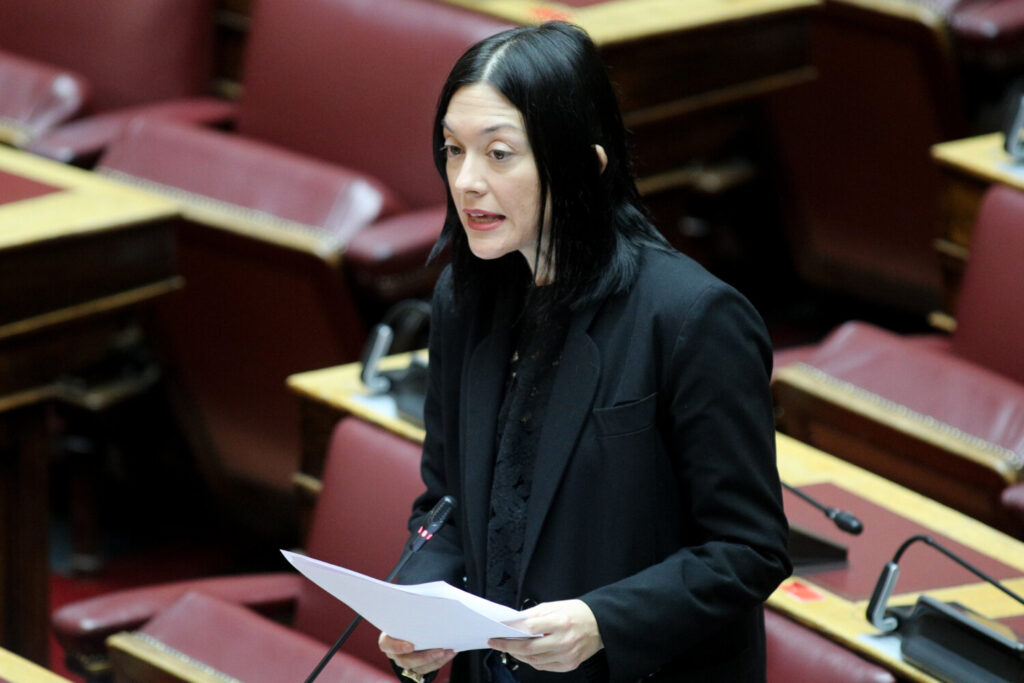 Στη Βουλή φέρνει το ΚΙΝΑΛ τις καταγγελίες για τον σκηνοθέτη-ηθοποιό που φέρεται να εμπλέκεται σε κύκλωμα εκμετάλλευσης ανηλίκων
