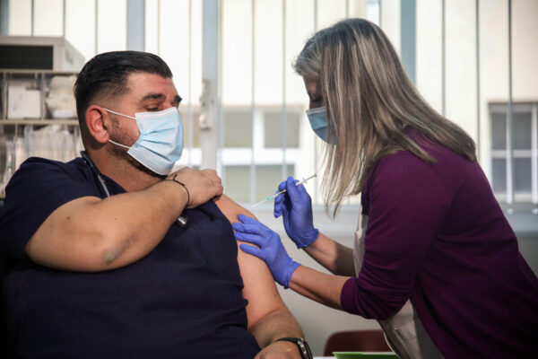 Κορωνοϊός: 605 κρούσματα – 204 διασωληνωμένοι – 13 θάνατοι