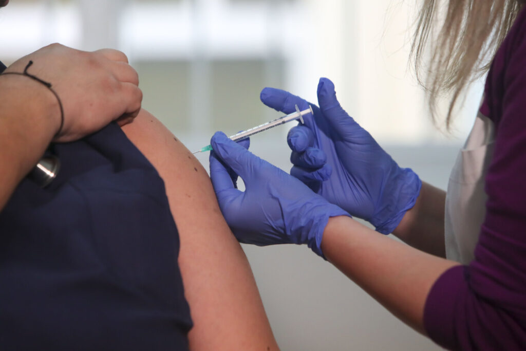 Καταγγελία: Σε κώμα 42χρονος μετά τον εμβολιασμό με AstraZeneca – «Έχει φύγει ο άνθρωπος μας»