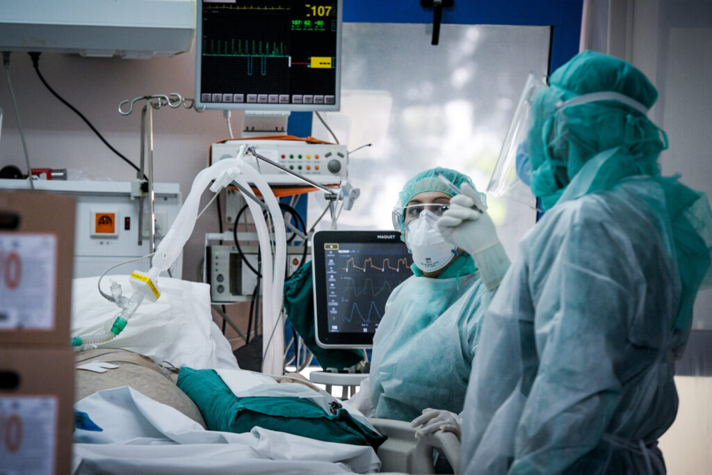 Διασωληνώνουν ασθενείς εκτός εντατικής στα νοσοκομεία – Γκάγκα: «Χάνουμε νέους ανθρώπους, τα πράγματα είναι δύσκολα» (video)