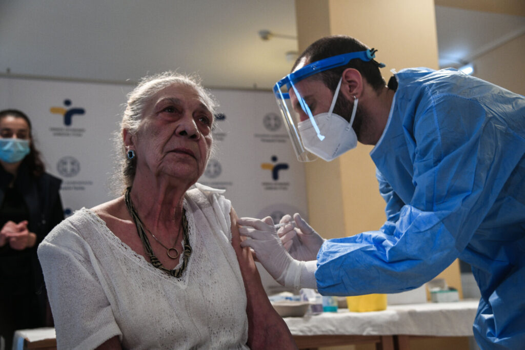 Ανοίγει σήμερα η πλατφόρμα εμβολιασμών για τις ηλικίες 70-74  – Πώς θα κλείσετε ραντεβού