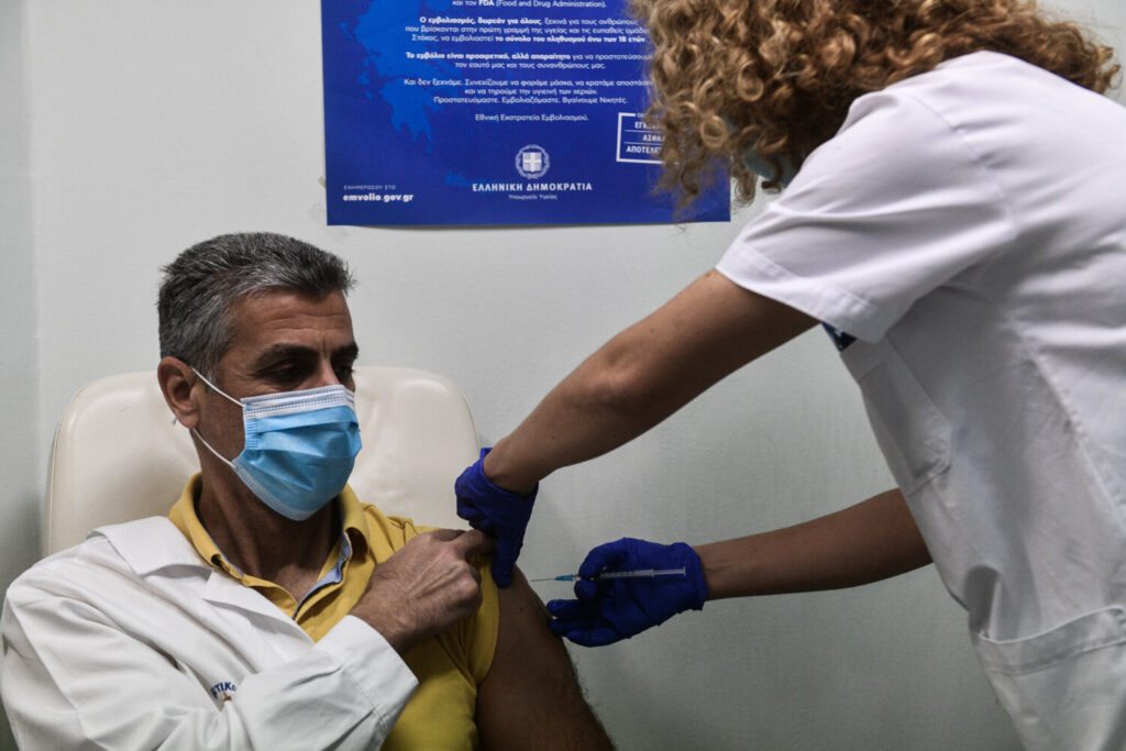 60χρονος κατέρρευσε λίγο μετά τον εμβολιασμό του για κορωνοϊό στη Σύρο