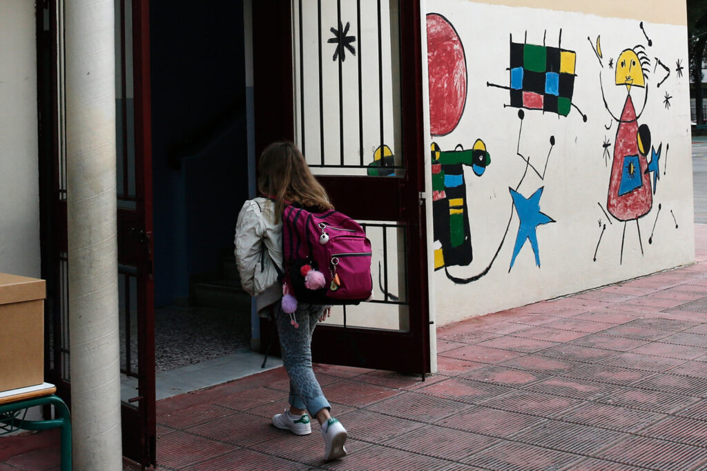 Σάλος σε δημοτικό της Αθήνας: Δασκάλα έβαλε σε 10χρονους μαθητές ερωτική ταινία μεταξύ εφήβων αγοριών