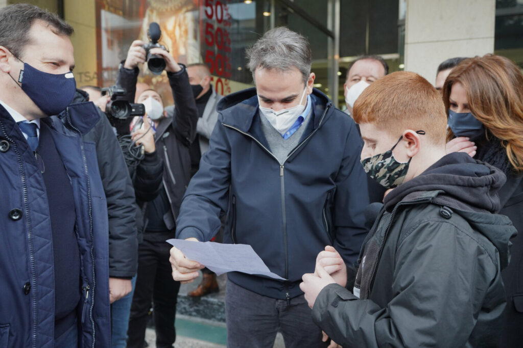 Το προσφυγόπουλο που με θάρρος διεκδίκησε από τον Μητσοτάκη μία υπογραφή για την οικογένειά του