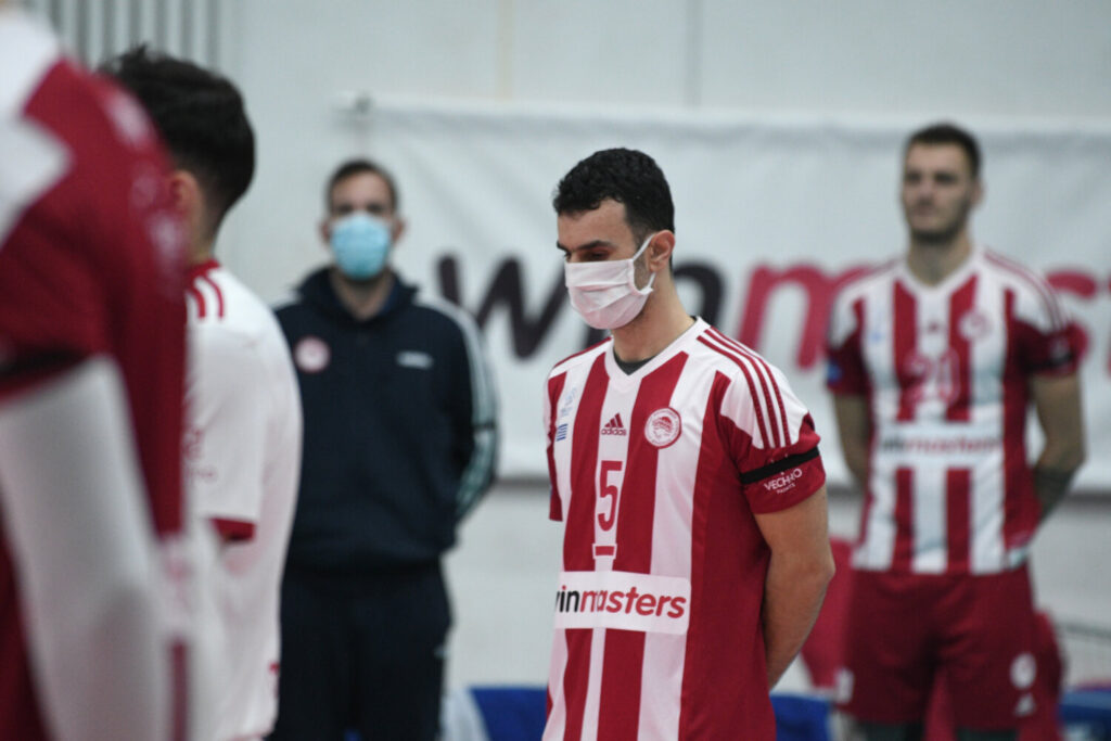 Πρώτη φορά στα ελληνικά γήπεδα: Παίκτης του Ολυμπιακού αγωνίστηκε με μάσκα!