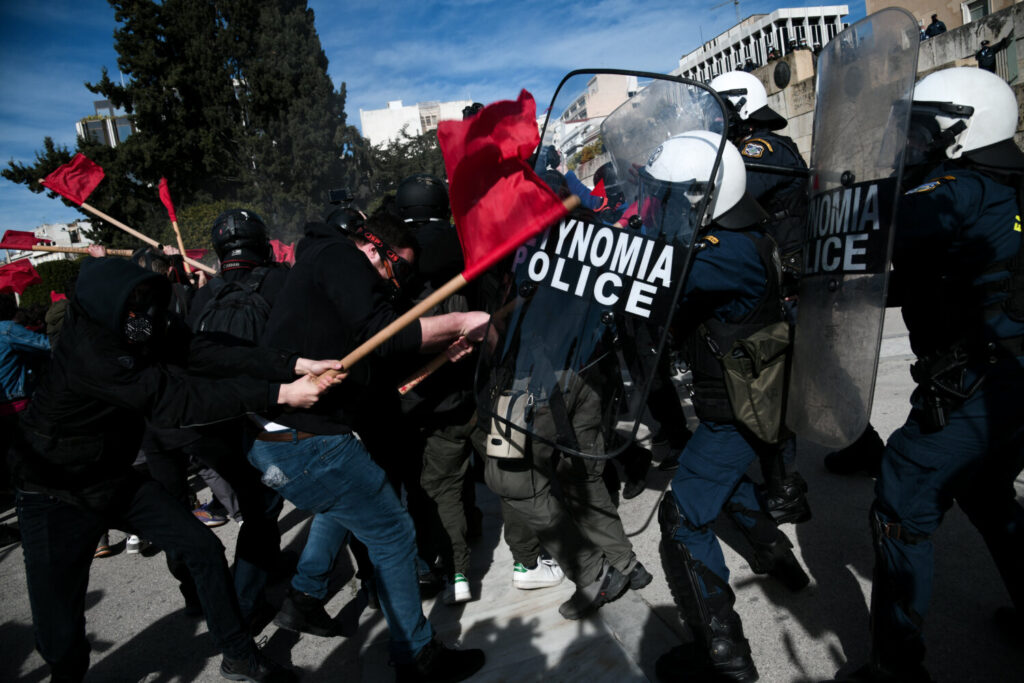 Επεισόδια και ρίψη χημικών στο  συλλαλητήριο κατά του νόμου Κεραμέως για τα Πανεπιστήμια έξω από τη Βουλή (video – photos)