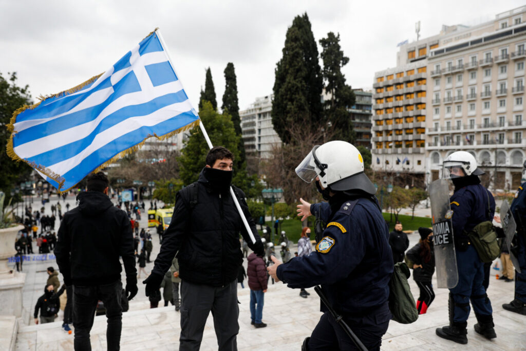 Ένταση και χημικά στο Σύνταγμα σε συγκέντρωση αρνητών μάσκας (εικόνες)