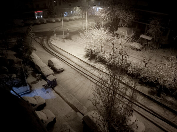 Η Αττική φόρεσε τα «λευκά» της: Μετ’εμποδίων οι μετακινήσεις, ποιοι δρόμοι έχουν κλείσει