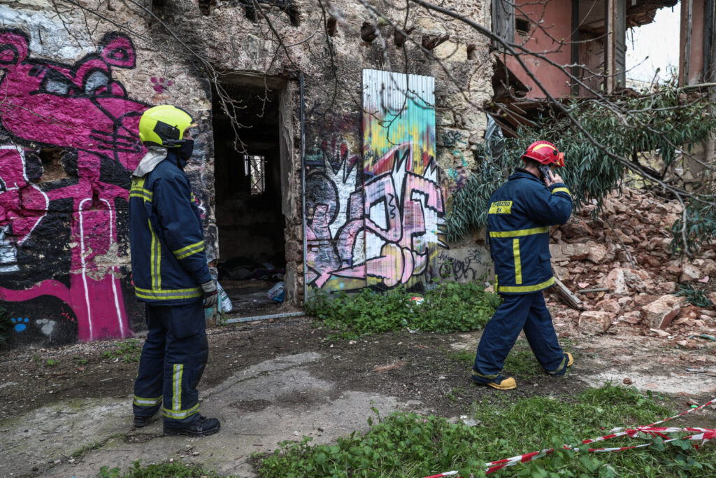 Κατέρρευσε εγκαταλελειμμένο κτίριο στην Πατησίων – Εντοπίστηκε σώος άνδρας (εικόνες)