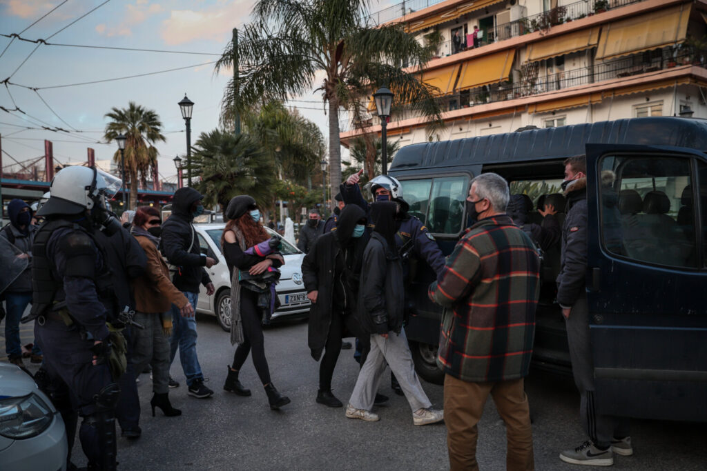 Πέταξαν τρικάκια στα γραφεία της ΝΔ για τον Κουφοντίνα – «Το κράτος τον περιθάλπει» λέει η Πειραιώς