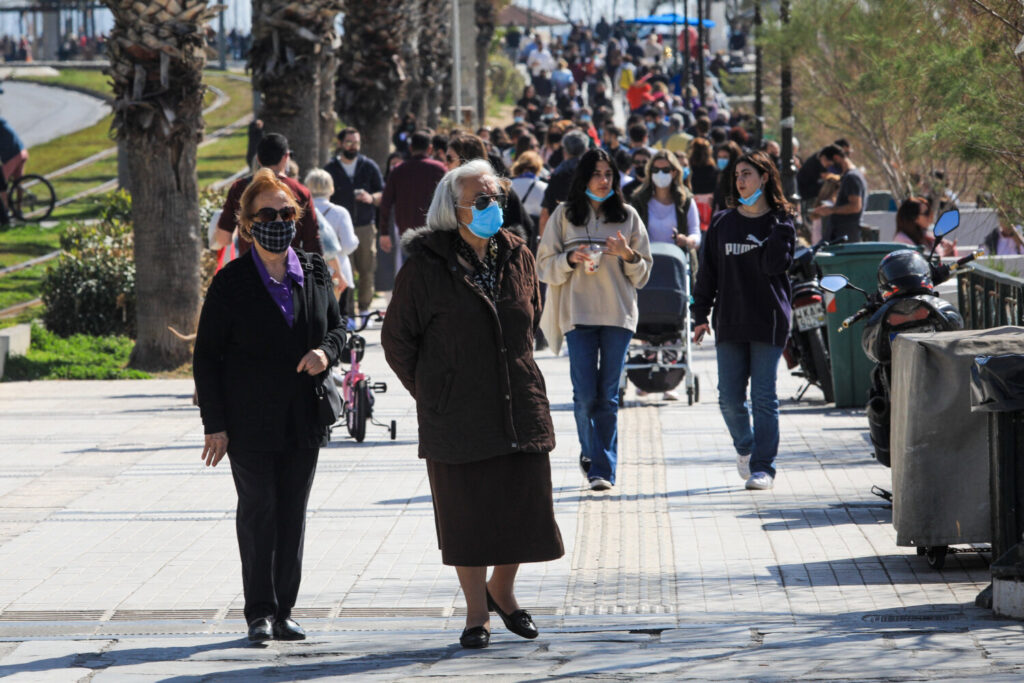 Αυστηρότερα μέτρα σε Αττική και Θεσσαλονίκη εισηγούνται οι ειδικοί – «Όχι» σε γενικό lockdown