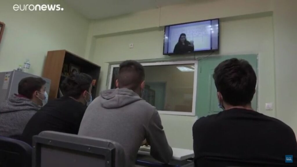 «Προσπαθώντας TV»: Πώς στήθηκε από το μηδέν η τηλεκπαίδευση στις φυλακές νέων Αυλώνα (video)