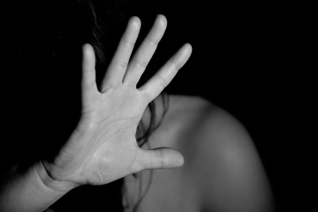 Εφιάλτης  για νεαρή  γυναίκα: Κατήγγειλε 40χρονο ότι τη βίασε, την έκλεψε και την …κούρεψε