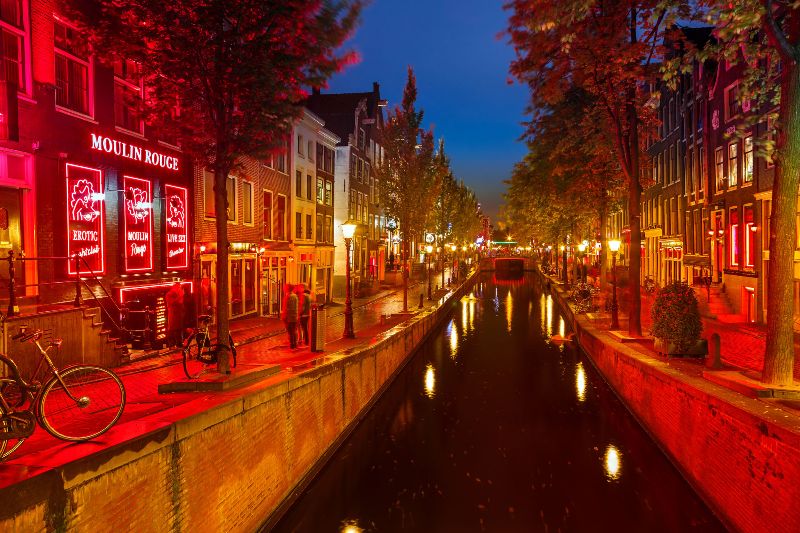 Ολλανδία: Ο δήμος του Άμστερνταμ απομακρύνει τα «κόκκινα φανάρια» και τα coffee shops