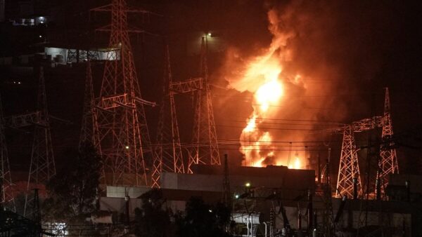 Επανήλθε το ρεύμα στην Αττική – Μεγάλη πυρκαγιά στο σταθμό Ασπροπύργου