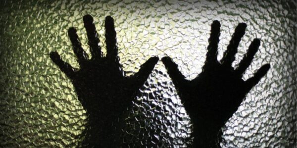 Ελεύθερος υπό όρους ο διευθυντής δημοτικού που κατηγορείται για ασέλγεια και παιδική πορνογραφία